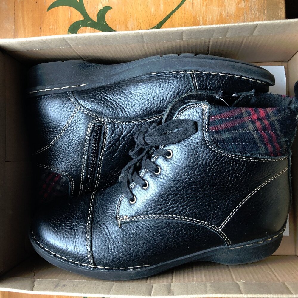 Clarks Whistle Bea Women’s Size 7W Black Leather Ankle Boots